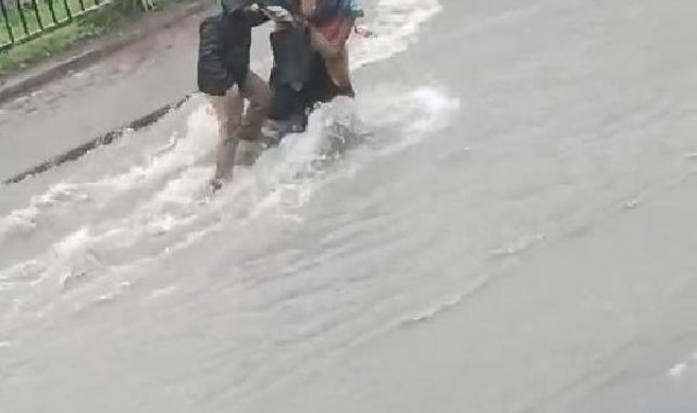 Esenyurt'ta anne ile oğlunun sele kapılmamak için mücadelesi
