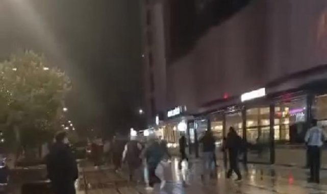 Esenyurt'ta İsrail'e tepki gösteren grup kahve zinciri şubesini taşladı