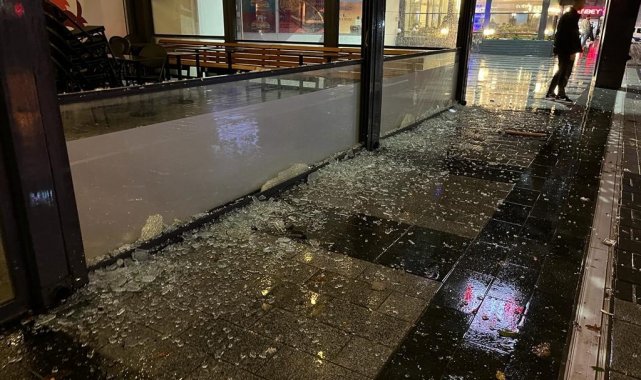 Esenyurt'ta protesto için kahve dükkanına giren şahıslar, camları kırdı