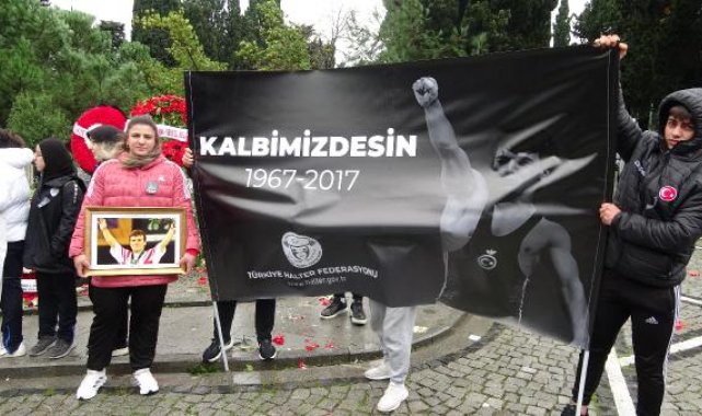 Esfane sporcu Naim Süleymanoğlu, kabri başında anıldı