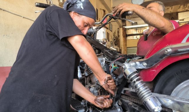 Eşine yardım için gitti, motosiklet tamircisi oldu