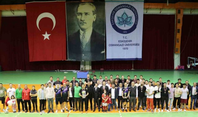 ESOGÜ'de Cumhuriyetin 100'üncü Yılı dolayısıyla düzenlenen spor müsabakalarında kupalar sahiplerini buldu