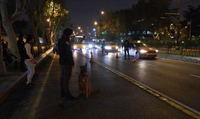 Fatih'te çakarlı otomobil denetime takıldı