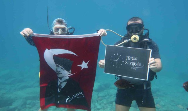 Fethiye'de dalgıçlar Atatürk'ü 10 metre derinlikte Türk bayrağı açarak andı