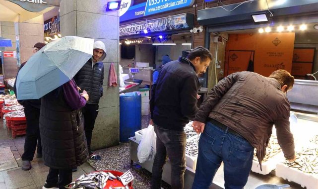 Fırtına hamsi fiyatlarını da uçurdu