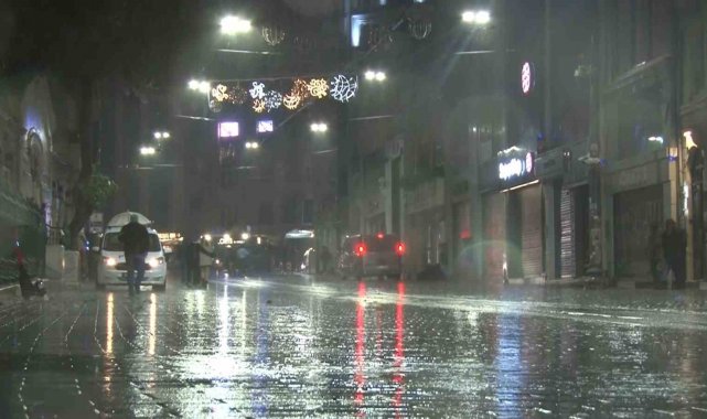 Fırtına Taksim'de vatandaşlara zor anlar yaşattı