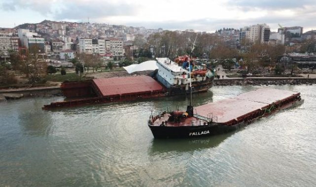 Fırtınada ikiye bölünen gemi, havadan görüntülendi