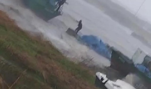 Fırtınada mahsur kalan balıkçıyı oğlu kurtardı
