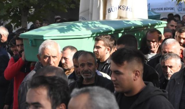 Fırtınanın uçurduğu demir panel çarpınca çatıdan düşen işçi, toprağa verildi