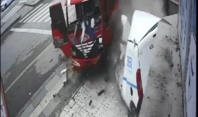 Freni boşalan kamyonun mağazaya girdiği kaza kamerada