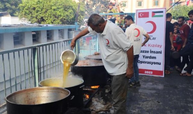 Gazın bittiği Gazze'de Kızılay yemekleri odun ateşiyle pişiriyor
