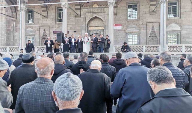 Gazze'de hayatını kaybedenler için gıyabi cenaze namazı kılındı