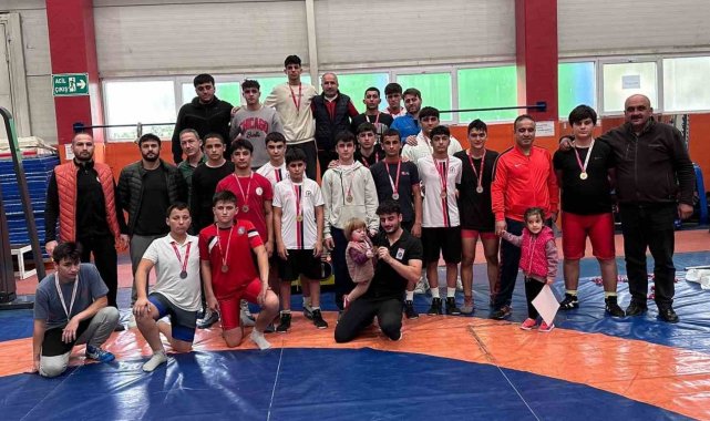 Gençler güreş müsabakaları yapıldı