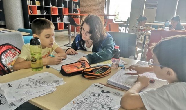 Gönüllü eğitmenler miniklere destek oluyor