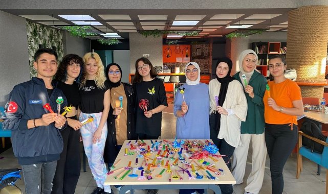 Gönüllü öğrenciler, minik kardeşleri için kolları sıvadı