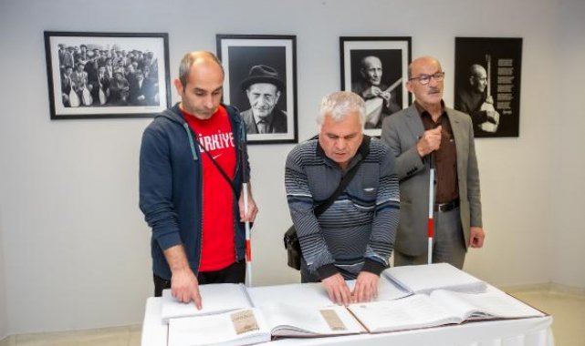 Göremedikleri fotoğrafları, hazırlanan kitapla dokunarak anlamaya çalıştılar