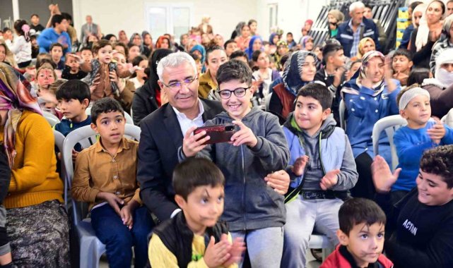 Güder, depremzede çocukların yanında olmaya devam ediyor