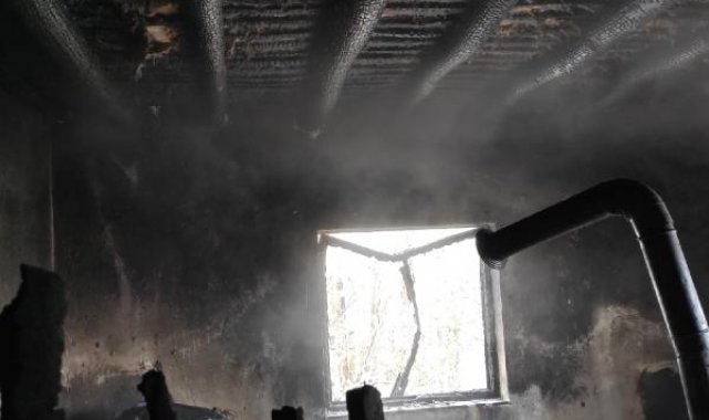Hakkari'de köy evi yandı