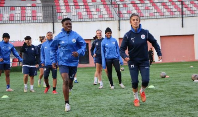 Hakkari'nin kadın futbol takımı yeni kadrosuyla yeşil sahalarda