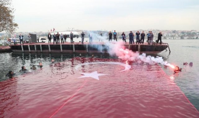 Haliç'te Cumhuriyetin 100'üncü yılı için su altı dalışı yapıldı