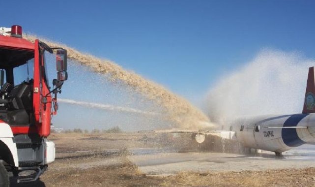 Havalimanında, düşen uçakta yolcu kurtarma tatbikatı