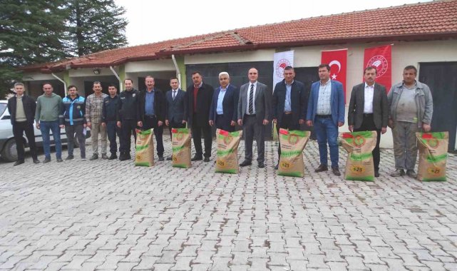 Hisarcık'ta 98 çiftçiye yüzde 50 hibeli 18 ton 100 kilo buğday tohumu dağıtıldı