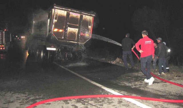 Hisarcık'ta seyir halindeki kamyonun tekerleği patlayıp alev aldı
