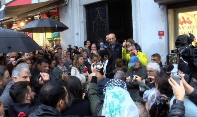 Hrant Dink'in öldürüldüğü yerde karanfilli protesto