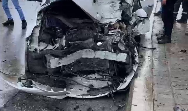 Hurdaya dönen otomobilde sıkışan kadın sürücü yaralandı