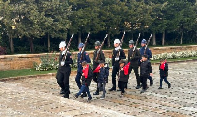 Iğdır'da 'Saygı Nöbetçileri'ni canlandıran öğrenciler, Anıtkabir'de