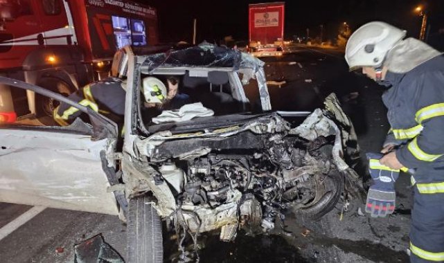 İki TIR ile çarpışan otomobildeki kardeşleri kaza ayırdı: 1 ölü, 1 yaralı