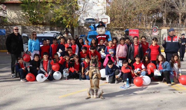 İlk ve ortaokul öğrencileri İl Jandarma Komutanlığı'nda Cumhuriyet Bayramı kutladı