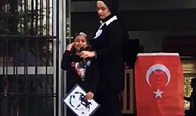 İlkokul öğrencisi Kevser, 10 Kasım töreninde şiir okurken gözyaşlarına hakim olamadı