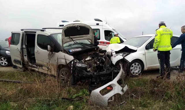 İnegöl'de ticari araç ile otomobil kafa kafaya çarpıştı: 5 yaralı