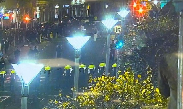 İrlanda'da bıçaklı saldırı sonrası şiddet olayları meydana geldi