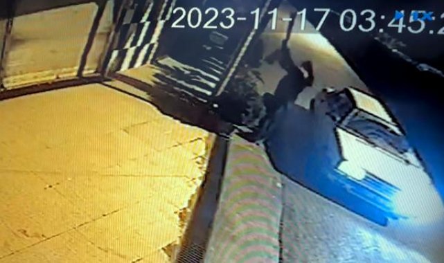 İş yerine asılı bayrağı çalındı; 'Özür dilesin, hediye edeceğim' dedi