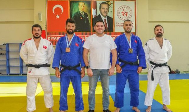 İşaret dili öğrenerek eğittikleri işitme engelli sporcular, Türkiye şampiyonu oldu