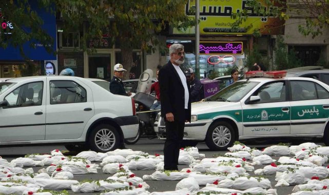 İsrail saldırılarında hayatlarını kaybeden Filistinli çocukların sembolik cenazeleri İran'da meydana dizildi