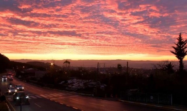 İstanbul güne büyüleyen kızıllık ile başladı