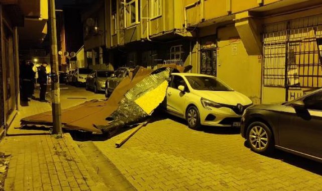 İstanbul'da fırtına ve sağanak etkili oluyor; Kağıthane'de çatı uçtu