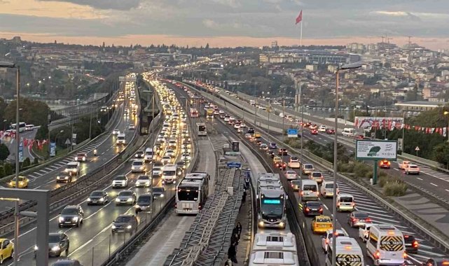 İstanbul'da okulların yeniden açılmasıyla sabah trafik yoğunluğu oluştu