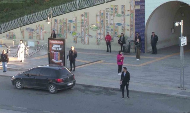 İstanbul'da saat 9'u 5 geçe vatandaşlar Ata'ya saygı duruşunda bulundu