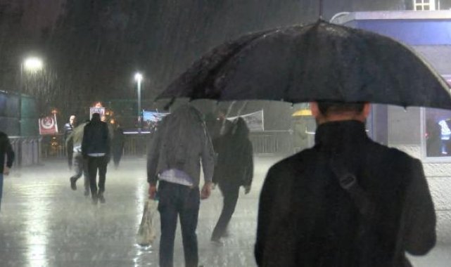 İstanbul'da yağış başladı; trafik olumsuz etkilendi