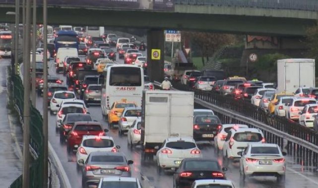 İstanbul'da yağmur nedeniyle ulaşımda yoğunluk yaşanıyor -1