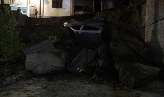 İstinat duvarı çöktü, park halindeki araç inşaatın temeline yuvarlandı