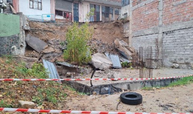 İstinat duvarının çöktüğü, 3 bina boşaltıldığı alanda belediye çalışma başlattı