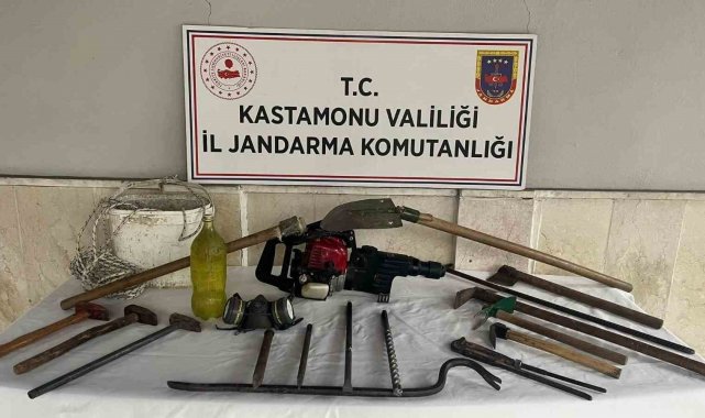 İzinsiz kazı yaptıkları sırada 4 kişi jandarma ekiplerince yakalandı