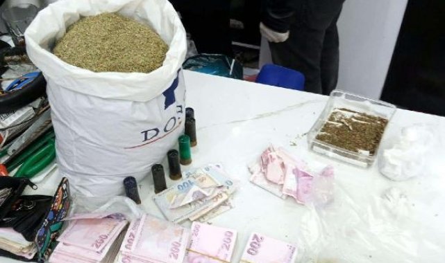 İzmir'de 2 kilo bonzai ele geçirildi; 3 gözaltı
