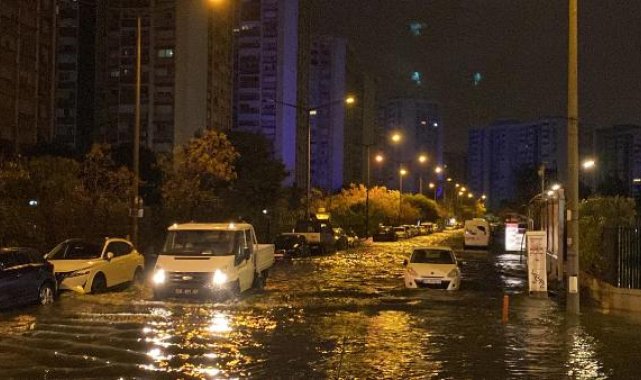 İzmir'de deniz taştı, deniz suları kaldırımla birleşti