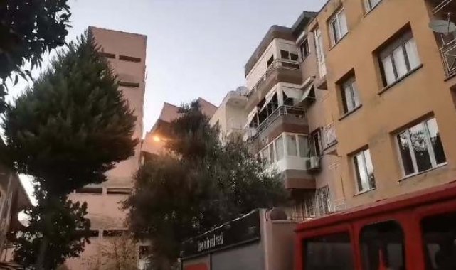 İzmir'de okul binası, yıkımı sırasında bir apartmanın üzerine doğru yan yattı
